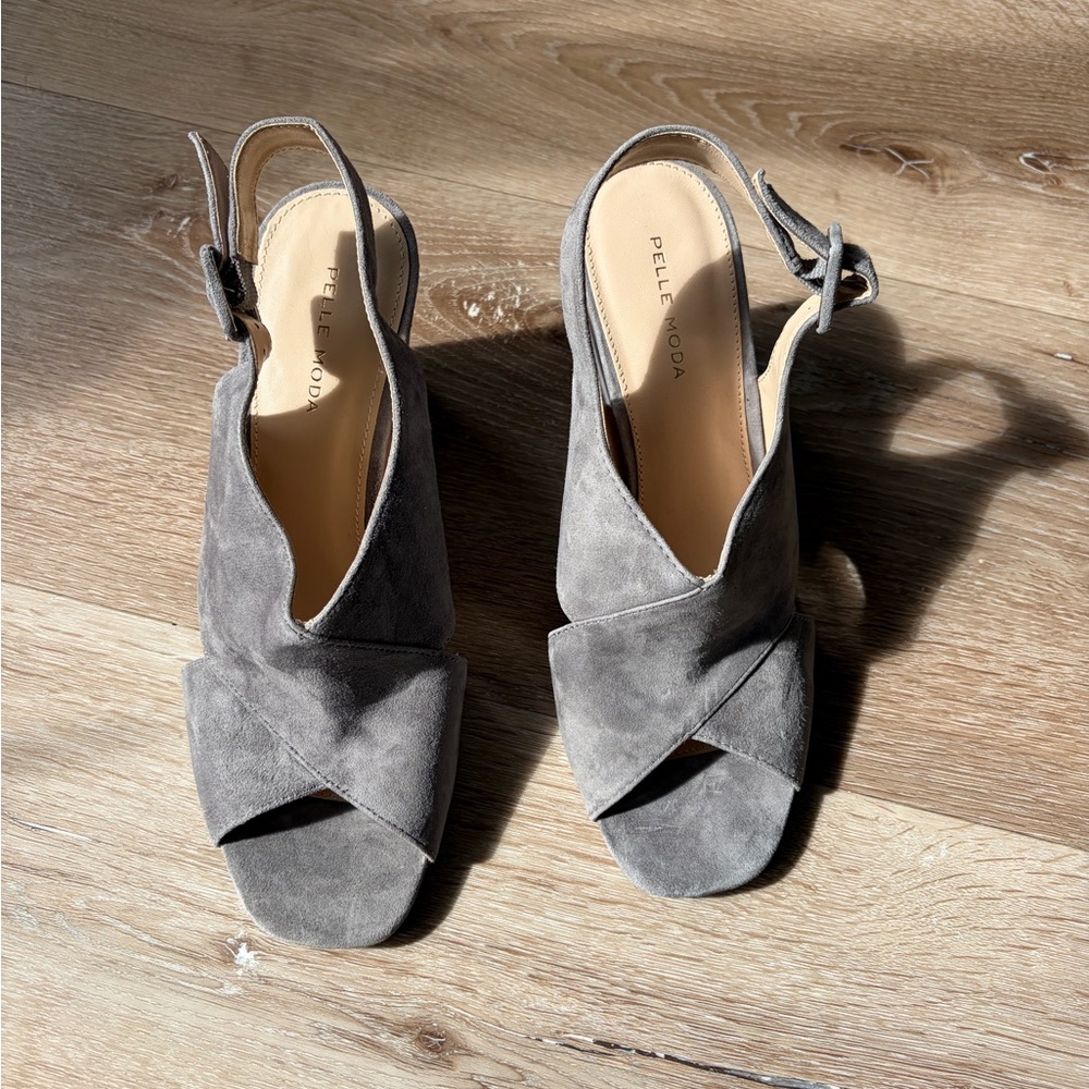 Pelle Moda Rina Wedge
Sandal Gray Suede
NWOT